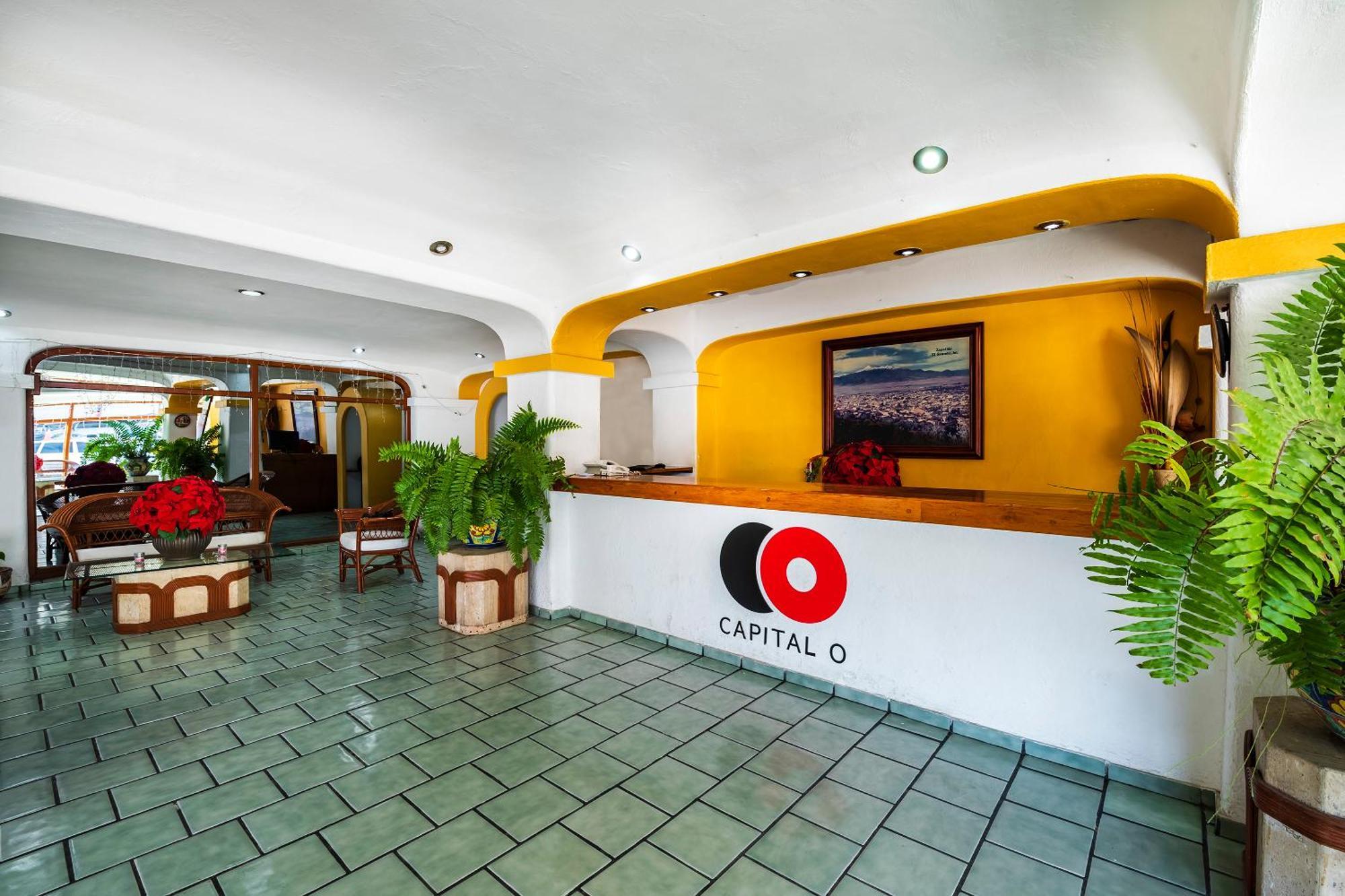 Capital O Colon, Ciudad Guzman Jalisco Hotel Exterior photo