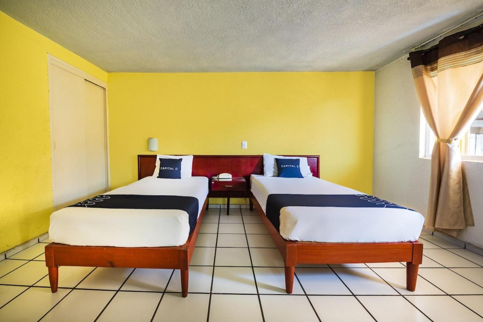 Capital O Colon, Ciudad Guzman Jalisco Hotel Exterior photo