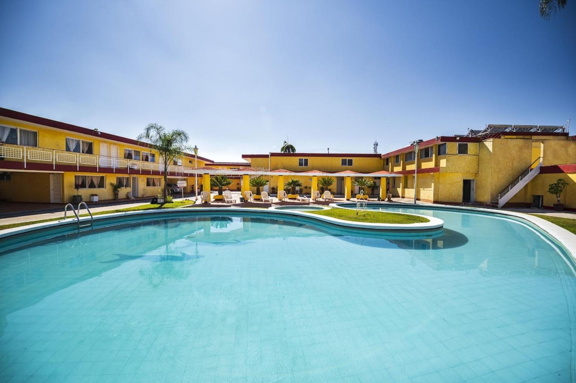 Capital O Colon, Ciudad Guzman Jalisco Hotel Exterior photo