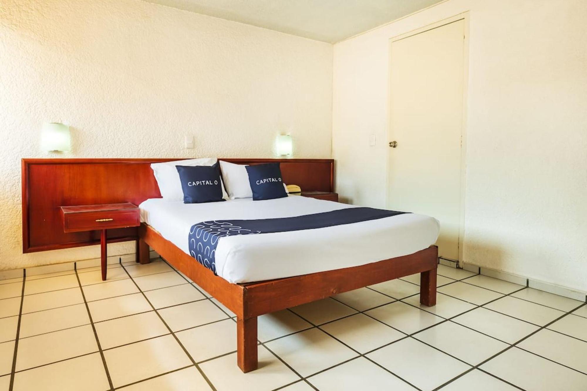 Capital O Colon, Ciudad Guzman Jalisco Hotel Exterior photo