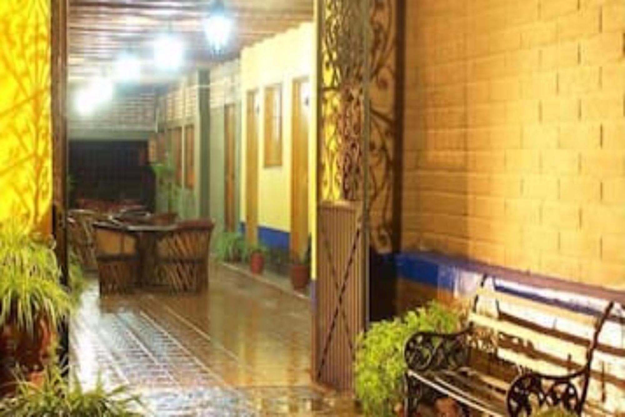 Capital O Colon, Ciudad Guzman Jalisco Hotel Exterior photo