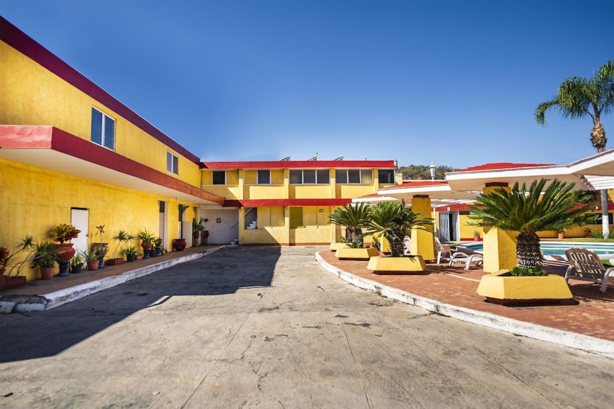 Capital O Colon, Ciudad Guzman Jalisco Hotel Exterior photo